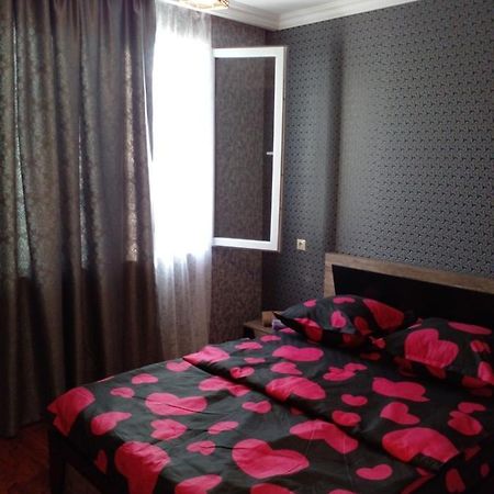 Pirosmani 66 Hotel Szenaki Kültér fotó