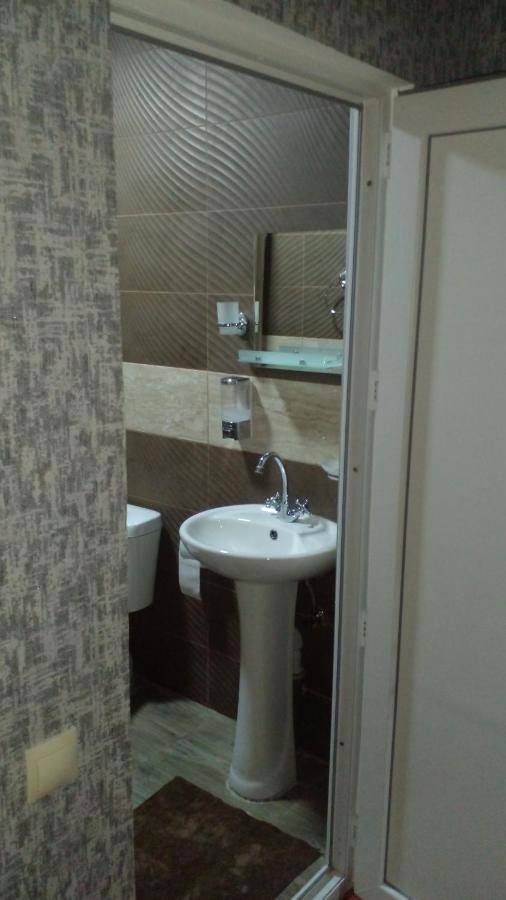 Pirosmani 66 Hotel Szenaki Kültér fotó